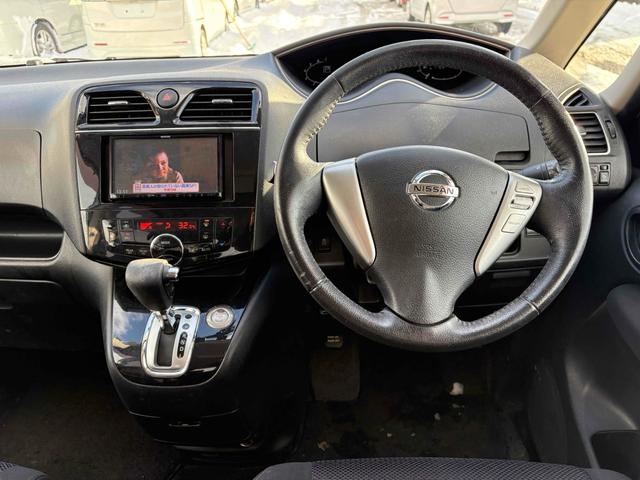 セレナ ハイウェイスター 4WD ETC バックカメラ TV オートクルーズコントロール 両側電動スライドドア スマートキー アイドリングストップ 電動格納ミラー 後席モニター 3列シート ウォークスルー CVT(3枚目)