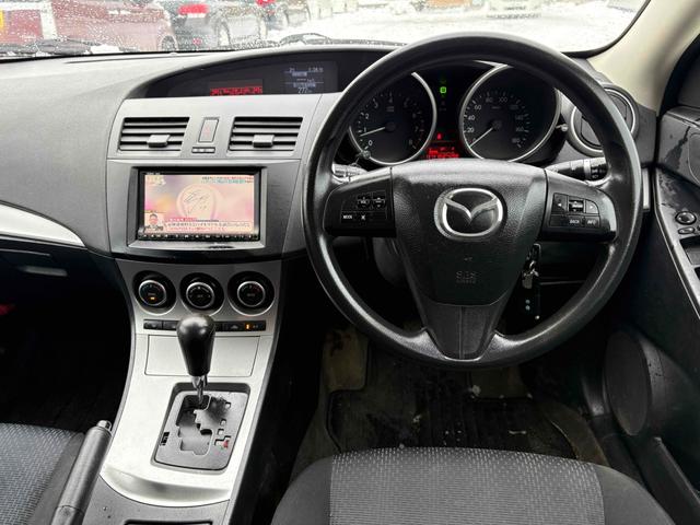 アクセラスポーツ １５Ｃ　ＴＶ　アルミホイール　キーレスエントリー　ＣＶＴ　盗難防止システム　衝突安全ボディ　ＡＢＳ　エアコン　パワーステアリング　パワーウィンドウ（3枚目）