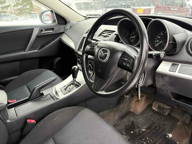 アクセラスポーツ １５Ｃ　ＴＶ　アルミホイール　キーレスエントリー　ＣＶＴ　盗難防止システム　衝突安全ボディ　ＡＢＳ　エアコン　パワーステアリング　パワーウィンドウ（4枚目）