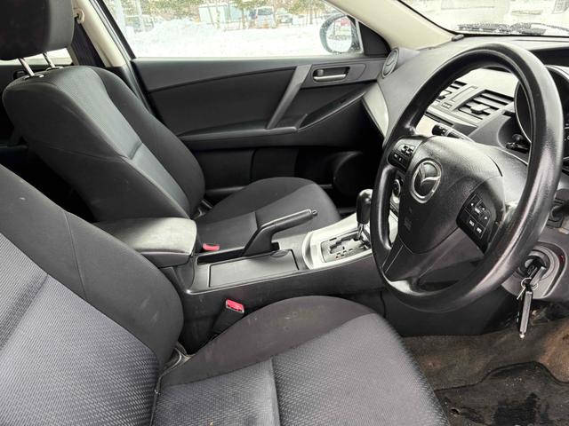 アクセラスポーツ １５Ｃ　ＴＶ　アルミホイール　キーレスエントリー　ＣＶＴ　盗難防止システム　衝突安全ボディ　ＡＢＳ　エアコン　パワーステアリング　パワーウィンドウ（5枚目）