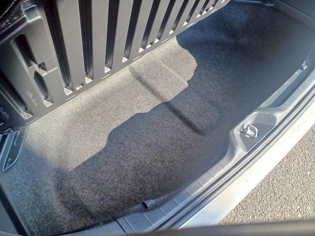 ヴォクシー Ｓ－Ｚ　両側パワースライドドア／１０．５インチディスプレイオーディオ／ＴＶ／バックカメラ／セーフティセンス／ＬＥＤヘッドライト／シートヒーター／ＥＴＣ２．０／１７インチ純正ＡＷ／走行距離１０９５７ｋｍ／（59枚目）