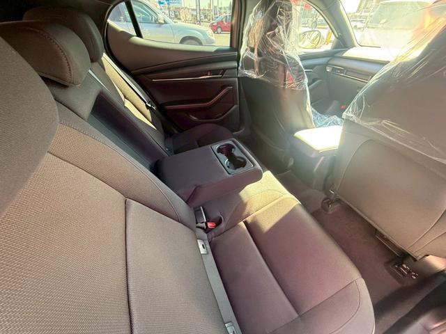 ＭＡＺＤＡ３ファストバック １５Ｃ　ｉセレクション　２０２５年式／マツダコネクト／３６０度カメラ／ヘッドアップディスプレイ／ワイヤレス充電／衝突被害軽減ブレーキ／レーダークルコン／アドバンストキー／プッシュスタート／ＬＥＤライト／ＵＳＢ／ワンオーナー車（32枚目）
