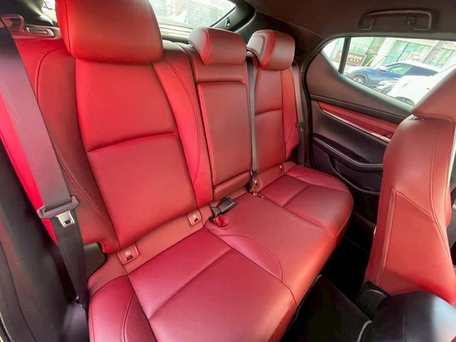 ＭＡＺＤＡ３ファストバック 　バーガンディレザーパッケージ／純正ナビＴＶ／３６０度カメラ／ドラレコ／ヘッドアップディスプレイ／クルージングトラフィックサポート／赤革／パワーシート／シートヒーター／ステアヒーター／ワイヤレス充電／（13枚目）