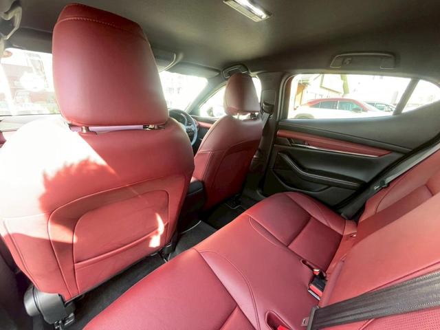 ＭＡＺＤＡ３ファストバック 　バーガンディレザーパッケージ／純正ナビＴＶ／３６０度カメラ／ドラレコ／ヘッドアップディスプレイ／クルージングトラフィックサポート／赤革／パワーシート／シートヒーター／ステアヒーター／ワイヤレス充電／（32枚目）