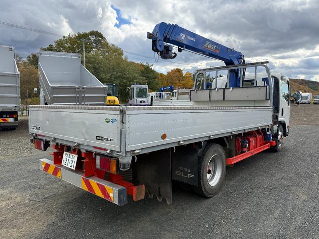 エルフトラック ◎3.5t ◎ワイド・ロング ◎4段ラジコンクレーン◎ハイジャッキアウトリガー ◎荷台内寸法 長さ430 幅208 高60cm ◎3方開アルミアオリ ◎リヤアウトリガー(手動)◎アルミブリッジ付(6枚目)