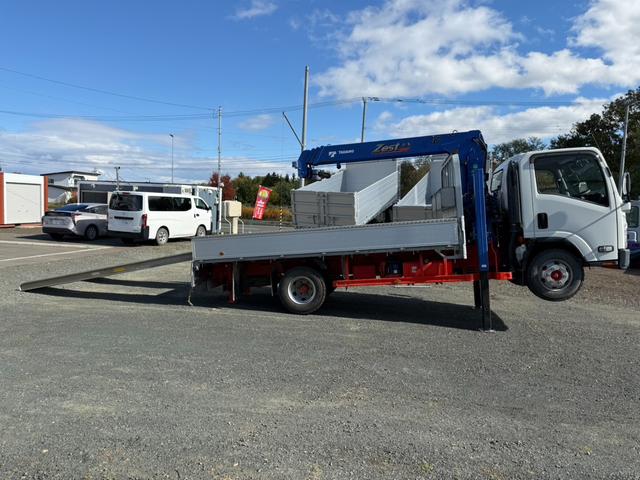 エルフトラック ◎3.5t ◎ワイド・ロング ◎4段ラジコンクレーン◎ハイジャッキアウトリガー ◎荷台内寸法 長さ430 幅208 高60cm ◎3方開アルミアオリ ◎リヤアウトリガー(手動)◎アルミブリッジ付(11枚目)