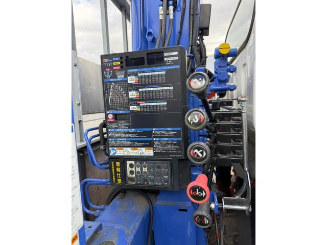 エルフトラック ◎3.5t ◎ワイド・ロング ◎4段ラジコンクレーン◎ハイジャッキアウトリガー ◎荷台内寸法 長さ430 幅208 高60cm ◎3方開アルミアオリ ◎リヤアウトリガー(手動)◎アルミブリッジ付(17枚目)