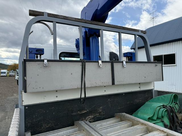 エルフトラック ◎3.5t ◎ワイド・ロング ◎4段ラジコンクレーン◎ハイジャッキアウトリガー ◎荷台内寸法 長さ430 幅208 高60cm ◎3方開アルミアオリ ◎リヤアウトリガー(手動)◎アルミブリッジ付(20枚目)