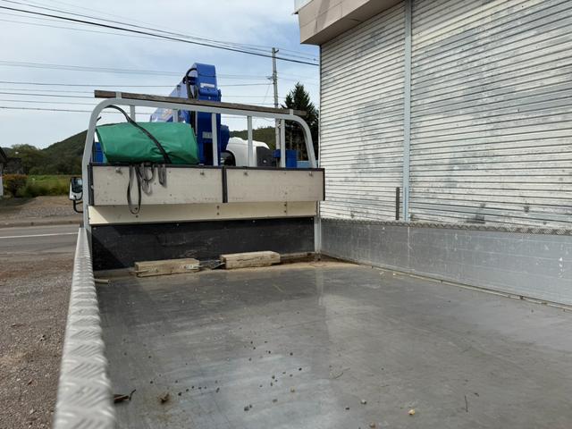 エルフトラック ◎3.5t ◎ワイド・ロング ◎4段ラジコンクレーン◎ハイジャッキアウトリガー ◎荷台内寸法 長さ430 幅208 高60cm ◎3方開アルミアオリ ◎リヤアウトリガー(手動)◎アルミブリッジ付(21枚目)