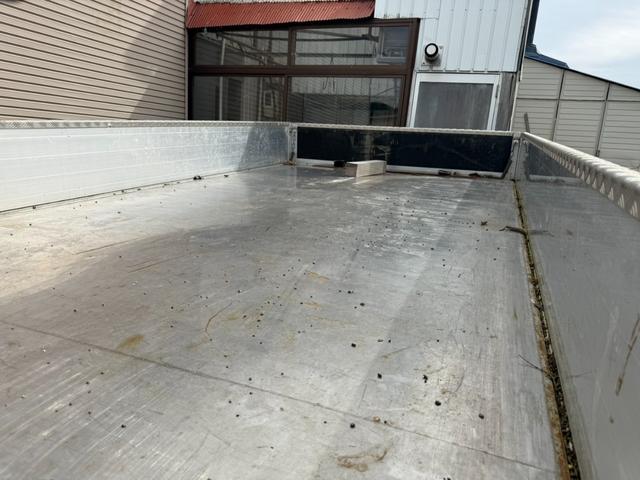 エルフトラック ◎3.5t ◎ワイド・ロング ◎4段ラジコンクレーン◎ハイジャッキアウトリガー ◎荷台内寸法 長さ430 幅208 高60cm ◎3方開アルミアオリ ◎リヤアウトリガー(手動)◎アルミブリッジ付(22枚目)