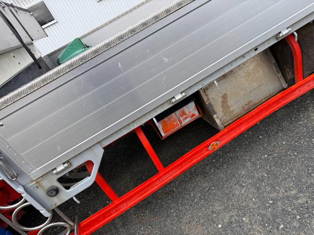 エルフトラック ◎3.5t ◎ワイド・ロング ◎4段ラジコンクレーン◎ハイジャッキアウトリガー ◎荷台内寸法 長さ430 幅208 高60cm ◎3方開アルミアオリ ◎リヤアウトリガー(手動)◎アルミブリッジ付(25枚目)