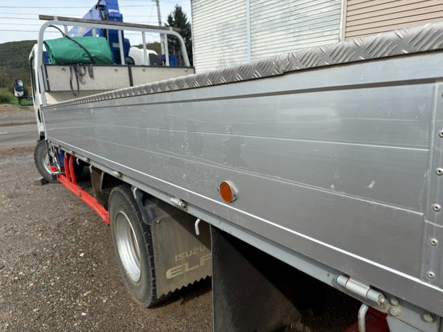 エルフトラック ◎3.5t ◎ワイド・ロング ◎4段ラジコンクレーン◎ハイジャッキアウトリガー ◎荷台内寸法 長さ430 幅208 高60cm ◎3方開アルミアオリ ◎リヤアウトリガー(手動)◎アルミブリッジ付(26枚目)