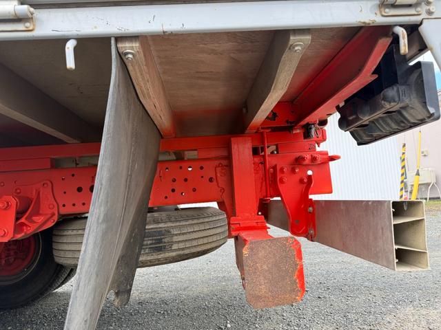 エルフトラック ◎3.5t ◎ワイド・ロング ◎4段ラジコンクレーン◎ハイジャッキアウトリガー ◎荷台内寸法 長さ430 幅208 高60cm ◎3方開アルミアオリ ◎リヤアウトリガー(手動)◎アルミブリッジ付(32枚目)