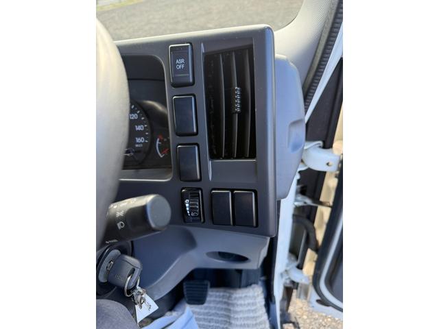 エルフトラック ◎3.5t ◎ワイド・ロング ◎4段ラジコンクレーン◎ハイジャッキアウトリガー ◎荷台内寸法 長さ430 幅208 高60cm ◎3方開アルミアオリ ◎リヤアウトリガー(手動)◎アルミブリッジ付(55枚目)