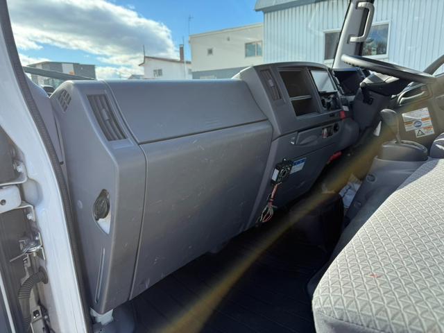 エルフトラック ◎3.5t ◎ワイド・ロング ◎4段ラジコンクレーン◎ハイジャッキアウトリガー ◎荷台内寸法 長さ430 幅208 高60cm ◎3方開アルミアオリ ◎リヤアウトリガー(手動)◎アルミブリッジ付(63枚目)