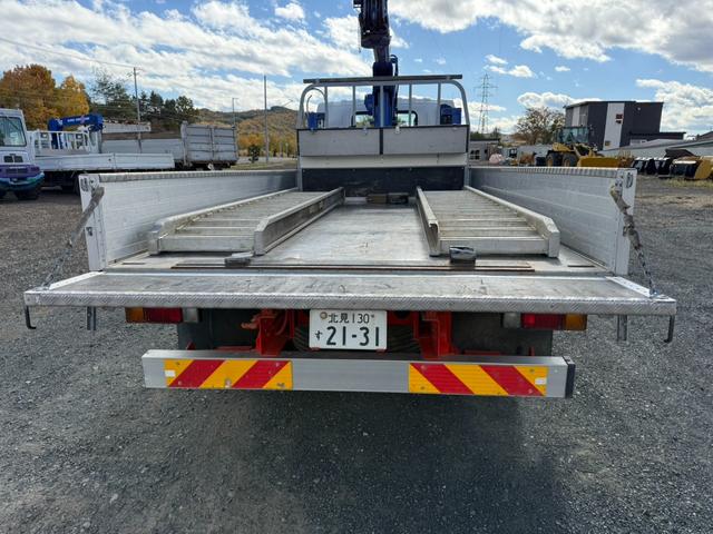 エルフトラック ◎3.5t ◎ワイド・ロング ◎4段ラジコンクレーン◎ハイジャッキアウトリガー ◎荷台内寸法 長さ430 幅208 高60cm ◎3方開アルミアオリ ◎リヤアウトリガー(手動)◎アルミブリッジ付(64枚目)