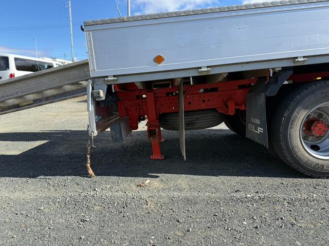 エルフトラック ◎3.5t ◎ワイド・ロング ◎4段ラジコンクレーン◎ハイジャッキアウトリガー ◎荷台内寸法 長さ430 幅208 高60cm ◎3方開アルミアオリ ◎リヤアウトリガー(手動)◎アルミブリッジ付(65枚目)