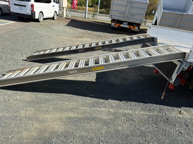 エルフトラック ◎3.5t ◎ワイド・ロング ◎4段ラジコンクレーン◎ハイジャッキアウトリガー ◎荷台内寸法 長さ430 幅208 高60cm ◎3方開アルミアオリ ◎リヤアウトリガー(手動)◎アルミブリッジ付(66枚目)