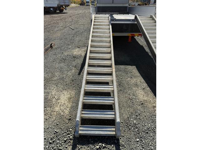 エルフトラック ◎3.5t ◎ワイド・ロング ◎4段ラジコンクレーン◎ハイジャッキアウトリガー ◎荷台内寸法 長さ430 幅208 高60cm ◎3方開アルミアオリ ◎リヤアウトリガー(手動)◎アルミブリッジ付(68枚目)