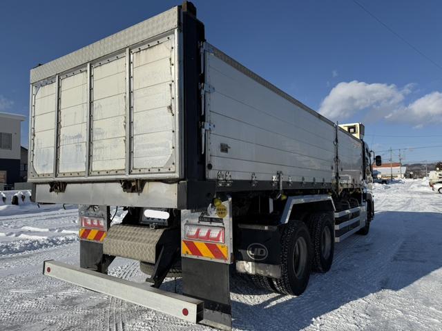 クオン ベースグレード　◎アルミ深箱、土砂禁ロングダンプ◎エスコット１２段◎４２０馬力◎５方開アオリ◎アオリスケットー◎エアシリンダー式手動ピン◎荷台内寸法（長７４０ｃｍ幅２３５ｃｍ高１２０ｃｍ）（7枚目）