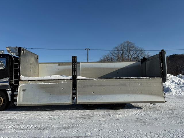 クオン ベースグレード　◎アルミ深箱、土砂禁ロングダンプ◎エスコット１２段◎４２０馬力◎５方開アオリ◎アオリスケットー◎エアシリンダー式手動ピン◎荷台内寸法（長７４０ｃｍ幅２３５ｃｍ高１２０ｃｍ）（11枚目）