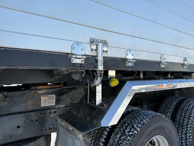 クオン ベースグレード　◎アルミ深箱、土砂禁ロングダンプ◎エスコット１２段◎４２０馬力◎５方開アオリ◎アオリスケットー◎エアシリンダー式手動ピン◎荷台内寸法（長７４０ｃｍ幅２３５ｃｍ高１２０ｃｍ）（15枚目）