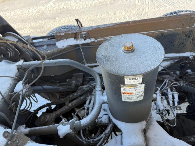 クオン ベースグレード　◎アルミ深箱、土砂禁ロングダンプ◎エスコット１２段◎４２０馬力◎５方開アオリ◎アオリスケットー◎エアシリンダー式手動ピン◎荷台内寸法（長７４０ｃｍ幅２３５ｃｍ高１２０ｃｍ）（22枚目）