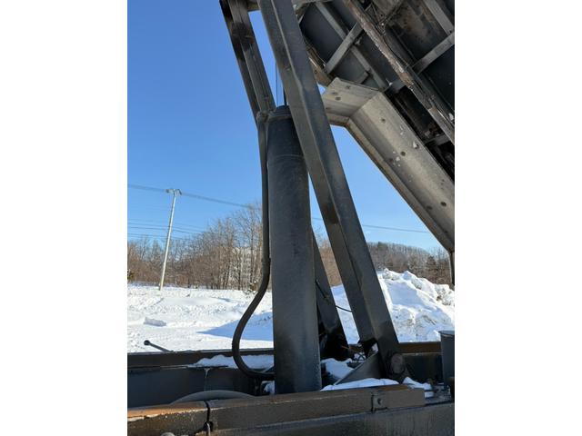 クオン ベースグレード　◎アルミ深箱、土砂禁ロングダンプ◎エスコット１２段◎４２０馬力◎５方開アオリ◎アオリスケットー◎エアシリンダー式手動ピン◎荷台内寸法（長７４０ｃｍ幅２３５ｃｍ高１２０ｃｍ）（23枚目）