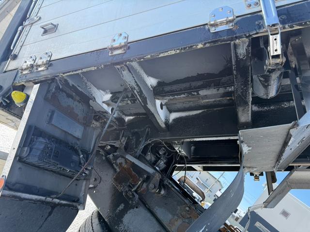 クオン ベースグレード　◎アルミ深箱、土砂禁ロングダンプ◎エスコット１２段◎４２０馬力◎５方開アオリ◎アオリスケットー◎エアシリンダー式手動ピン◎荷台内寸法（長７４０ｃｍ幅２３５ｃｍ高１２０ｃｍ）（33枚目）