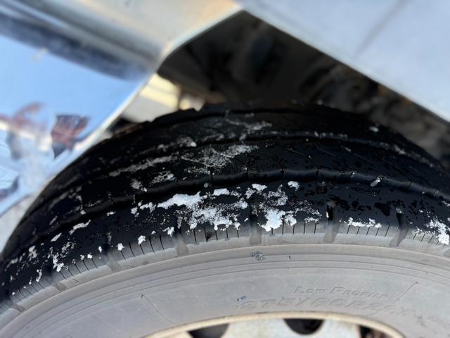 クオン ベースグレード　◎アルミ深箱、土砂禁ロングダンプ◎エスコット１２段◎４２０馬力◎５方開アオリ◎アオリスケットー◎エアシリンダー式手動ピン◎荷台内寸法（長７４０ｃｍ幅２３５ｃｍ高１２０ｃｍ）（39枚目）