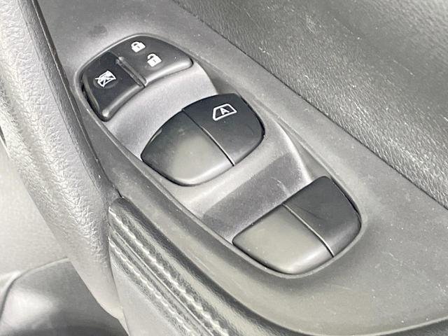 エクストレイル ２０Ｘ　４ＷＤ　ＳＤナビ　バックカメラ　衝突軽減　電動リアゲート　ドラレコ　スマートキー　デュアルエアコン　純正１８インチアルミ　Ｂｌｕｅｔｏｏｔｈ　ＣＤ　ＤＶＤ再生　フルセグ（41枚目）