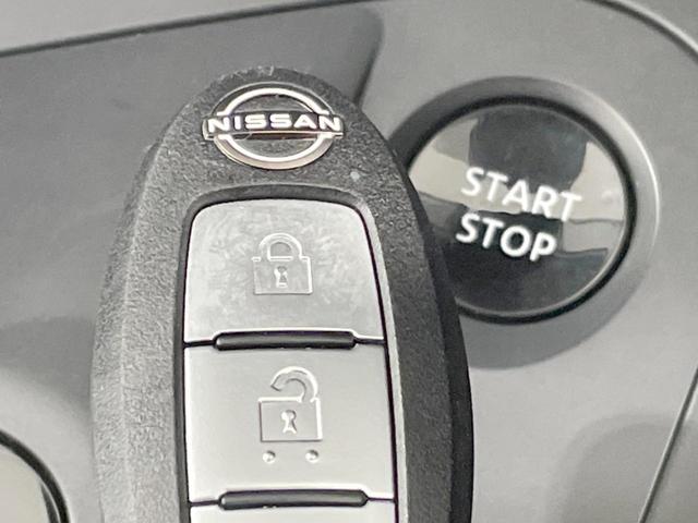 ノート Ｓ　ＦＯＵＲ　純正９型ナビ　衝突軽減　シートヒーター　デジタルインナーミラー　ステアリングヒーター　オートエアコン　ステアリングスイッチ　オートハイビーム　ウィンカーミラー　スマートキー　１５ＡＷ（8枚目）