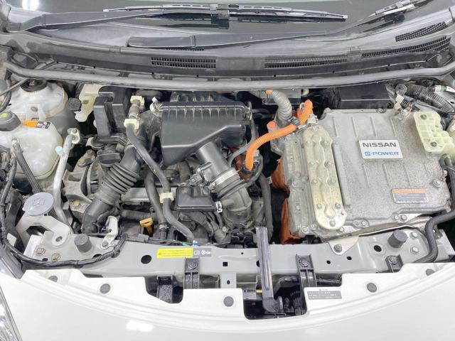 ノート ｅ－パワー　Ｘ　ＦＯＵＲ　ブラックアロー　ＳＤナビ　全周囲カメラ　衝突被害軽減　レーダークルーズ　禁煙車　コーナーセンサー　デジタルインナーミラー　スマートキー　ＬＥＤヘッド　オートライト　オートエアコン　純正１５ＡＷ　Ｂｌｕｅｔｏｏｔｈ再生（19枚目）