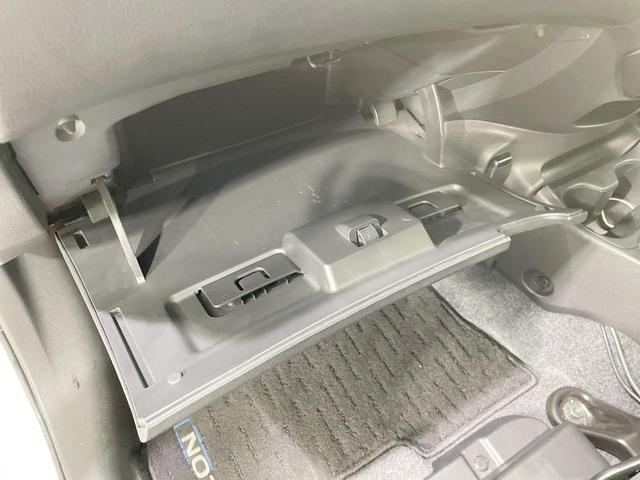 ノート ｅ－パワー　Ｘ　ＦＯＵＲ　ブラックアロー　ＳＤナビ　全周囲カメラ　衝突被害軽減　レーダークルーズ　禁煙車　コーナーセンサー　デジタルインナーミラー　スマートキー　ＬＥＤヘッド　オートライト　オートエアコン　純正１５ＡＷ　Ｂｌｕｅｔｏｏｔｈ再生（43枚目）