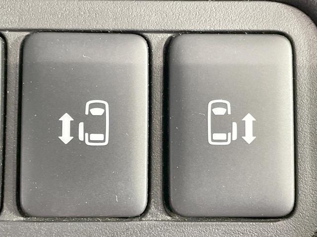 【両側パワースライドドア】スマートキーや運転席のスイッチで後席両側スライドドアの開閉が可能♪電動だから力を入れてドアを開ける必要が無く、小さなお子様でも簡単に開け閉めでき快適です♪