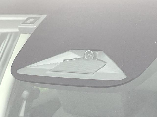 【ホンダセンシング】走行中に前方の車両等を認識し、衝突しそうな時は警報とブレーキで衝突回避と被害軽減をアシスト。より安全にドライブをお楽しみいただけます。