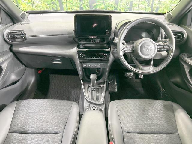 ヤリスクロス ハイブリッドＺ　４ＷＤ　純正８インチナビ　全周囲カメラ　寒冷地仕様　衝突被害軽減システム　レーダークルーズ　禁煙車　ヒートシーター　ステアリングヒーター　フルセグＴＶ　ＬＥＤヘッド　ＥＴＣ　ドラレコ（2枚目）