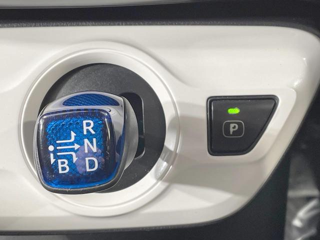 プリウス S 4WD 純正9型ナビ バックカメラ 衝突軽減システム レーダークルーズコントロール LEDヘッド・LEDフォグ ドラレコ ETC オートライト オートエアコン スマートキー(22枚目)