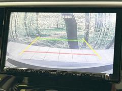 【バックカメラ】駐車時に後方がリアルタイム映像で確認できます。大型商業施設や立体駐車場での駐車時や、夜間のバック時に大活躍！運転スキルに関わらず、今や必須となった装備のひとつです！ 4