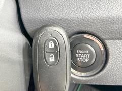 【キーレススタートシステム】カバンやポケットに入れたままでもドアの施錠・解錠が可能なスマートキーを装備。エンジンのオン・オフ時もカギを取り出す必要が無いからとっても便利です♪ 5