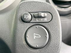 【電動格納ミラー】ドアミラーの種類のひとつである。　内蔵したモーターにより運転席のスイッチ操作で車体とほぼ平行状態にドアミラーを収納できるというもの。 6