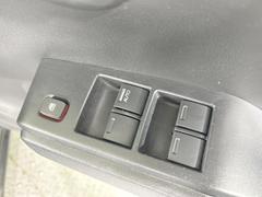 【パワーウインドウ】自動車のウインドウガラスの開閉をスイッチの操作（電気的）で行うことが可能な装置を指す。　各ドアの内側レバー付近にスイッチが設けられています。 7