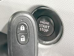【アドバンストキー】カバンやポケットに入れたままでもドアの施錠・解錠が可能なスマートキーを装備。エンジンのオン・オフ時もカギを取り出す必要が無いからとっても便利です♪ 4