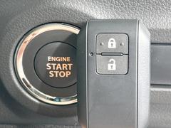 【キーレススタートシステム】カバンやポケットに入れたままでもドアの施錠・解錠が可能なスマートキーを装備。エンジンのオン・オフ時もカギを取り出す必要が無いからとっても便利です♪ 5