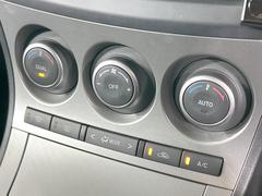 【左右独立型フルオートエアコン】運転席と助手席でそれぞれお好みの温度に設定可能。同乗者にも配慮した、快適な空調をお届け致します。 4