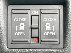 【両側パワースライドドア】スマートキーや運転席のスイッチで後席両側スライドドアの開閉が可能♪電動だから力を入れてドアを開ける必要が無く、小さなお子様でも簡単に開け閉めでき快適です♪ 5