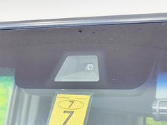 【ホンダセンシング】走行中に前方の車両等を認識し、衝突しそうな時は警報とブレーキで衝突回避と被害軽減をアシスト。より安全にドライブをお楽しみいただけます。 6