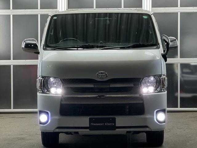 ハイエースバン スーパーＧＬ　ダークプライムＩＩ　トヨタセーフティセンス／ナイトロパワー１７インチ／新品ＴＯＹＯホワイトレター／ＬＥＤヘッドライト／オートハイビーム／レザー調シートカバー／コンビハンドル／純正メモリーナビＴＶ／Ｂカメラ／リアスポイラー（2枚目）