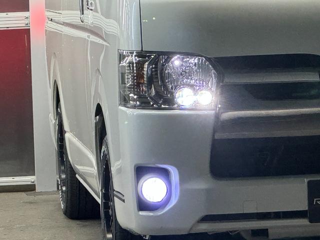 ハイエースバン スーパーＧＬ　ダークプライムＩＩ　トヨタセーフティセンス／ナイトロパワー１７インチ／新品ＴＯＹＯホワイトレター／ＬＥＤヘッドライト／オートハイビーム／レザー調シートカバー／コンビハンドル／純正メモリーナビＴＶ／Ｂカメラ／リアスポイラー（3枚目）