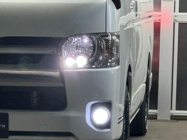 ハイエースバン スーパーＧＬ　ダークプライムＩＩ　トヨタセーフティセンス／ナイトロパワー１７インチ／新品ＴＯＹＯホワイトレター／ＬＥＤヘッドライト／オートハイビーム／レザー調シートカバー／コンビハンドル／純正メモリーナビＴＶ／Ｂカメラ／リアスポイラー（4枚目）